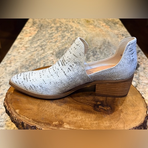 Chinese Laundry Fortune Lizard ankle boot with snake print. Size 6.5. New - Picture 4 of 12